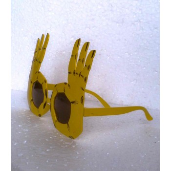 ყვითელი სათვალე თითებით